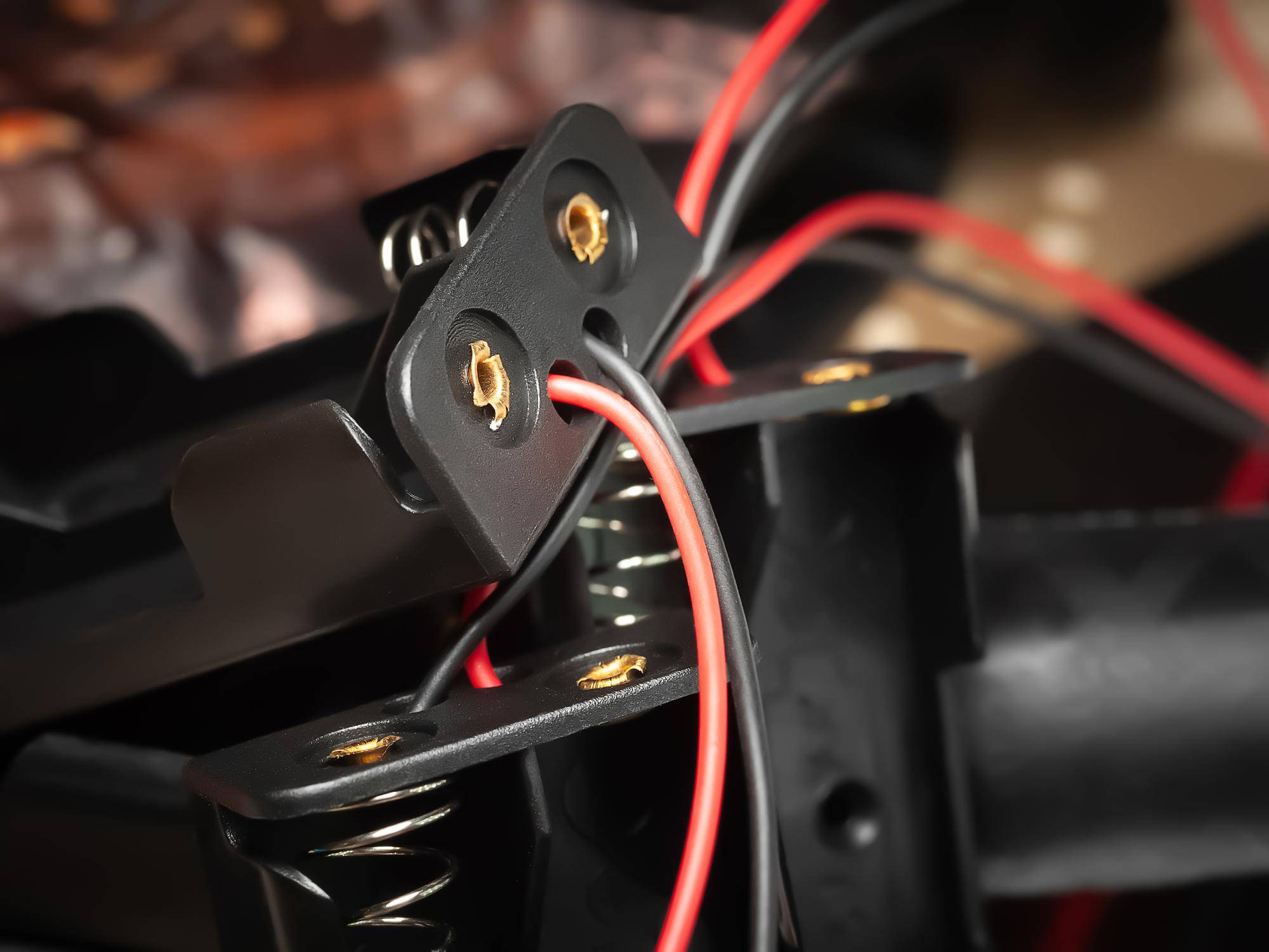 Czerwony i czarny kabel który to plus w instalacji elektrycznej?