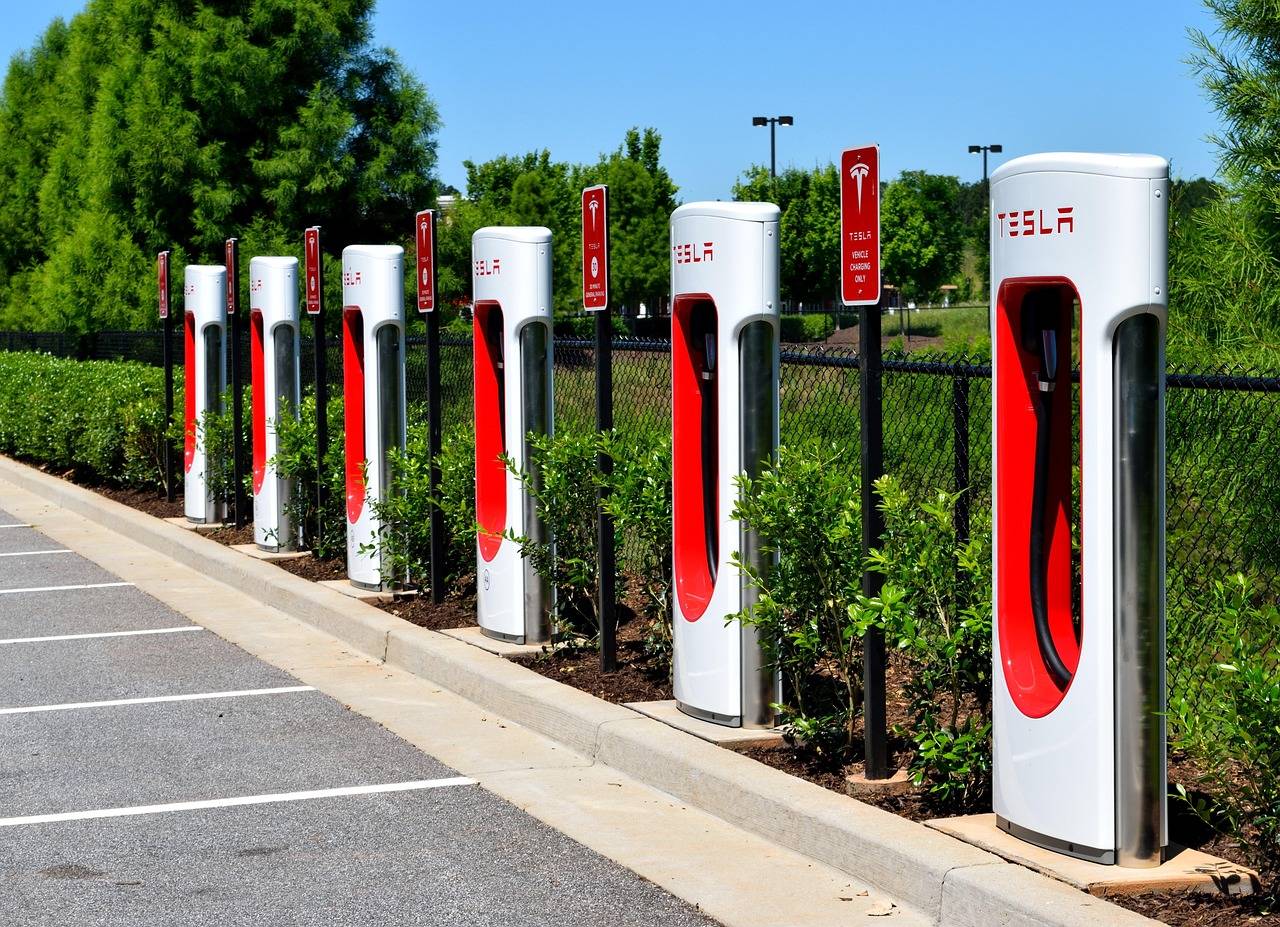 Ile ładuje się elektryk i od czego zależy czas ładowania?