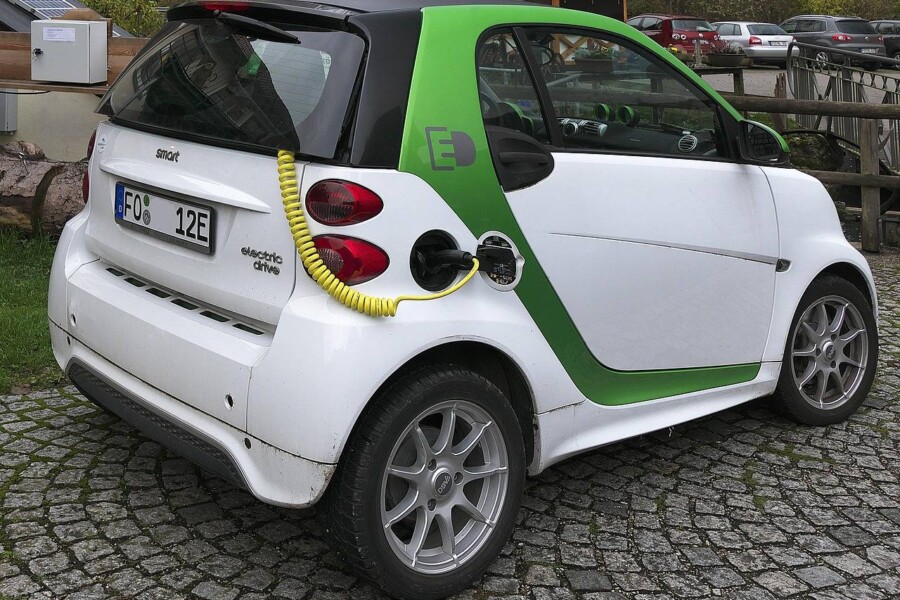 Ile przejedzie elektryk na jednym ładowaniu i od czego to zależy?