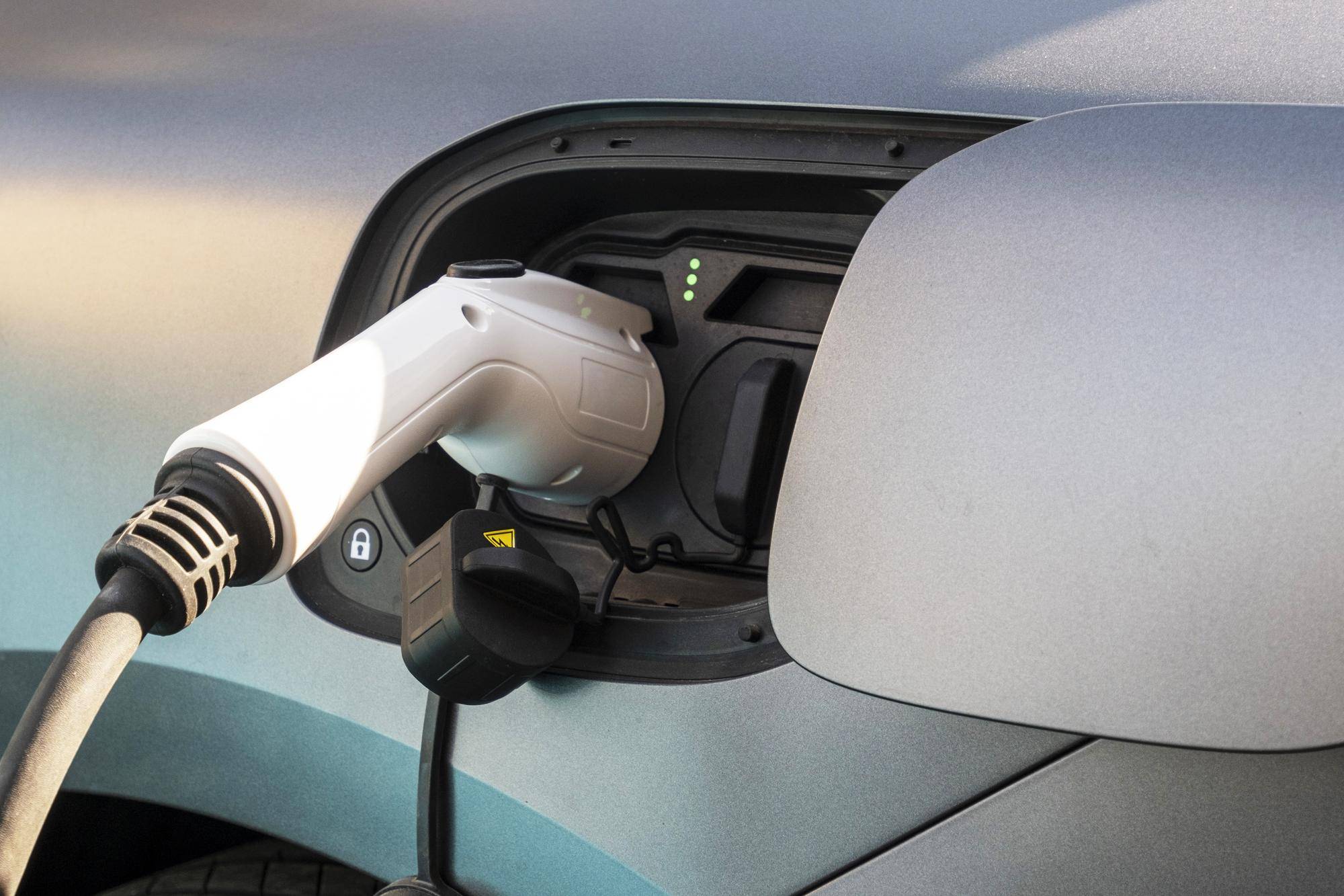Jak się ładuje samochód elektryczny i co warto o tym wiedzieć?