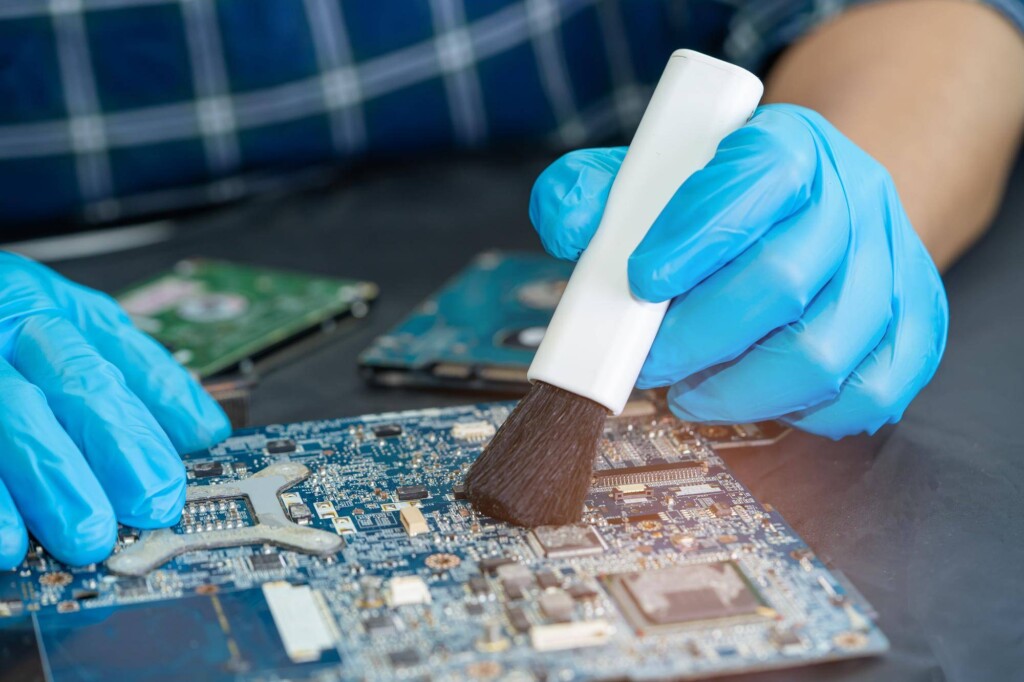 Jak usunąć śniedź z elektroniki i zadbać o jej trwałość?